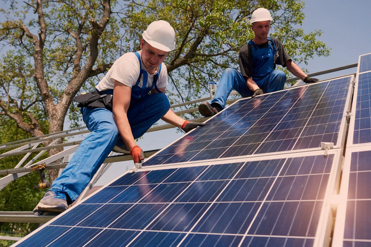 Tecnicos trabajando en la instalacion de paneles solares
